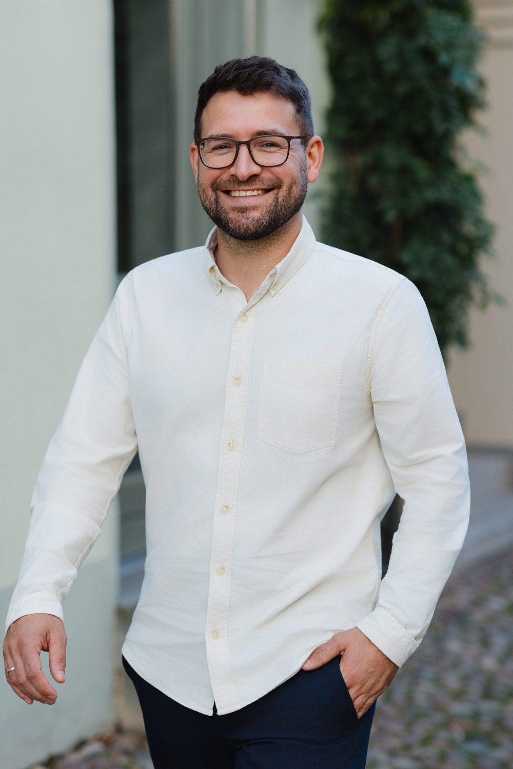 Porträt von Daniel Herbert, lachend, in hellem Hemd